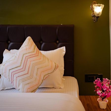 Tripli Hotels Silver Shine Varanasi Bagian luar foto