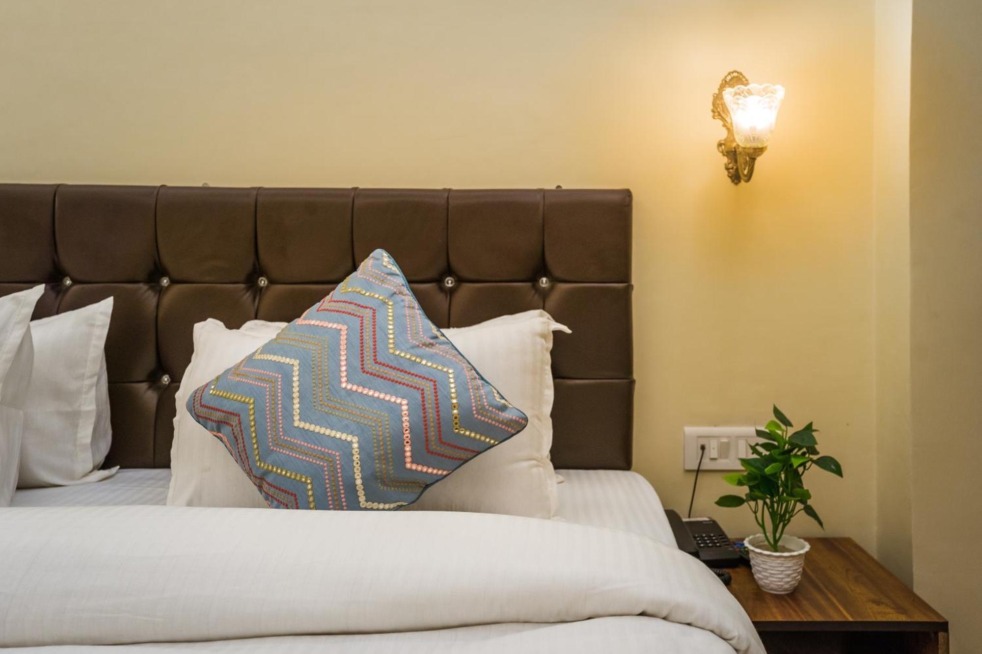 Tripli Hotels Silver Shine Varanasi Bagian luar foto