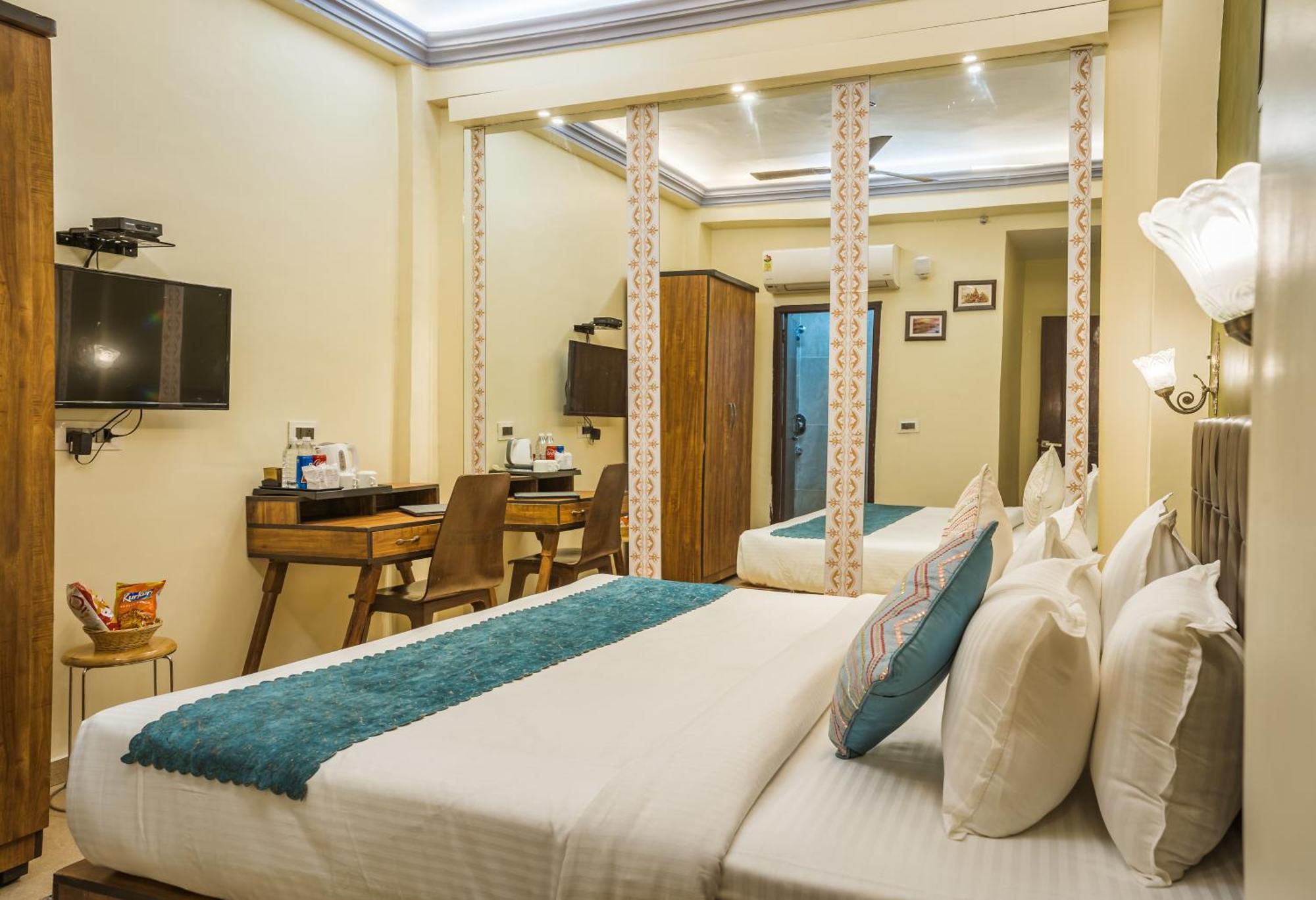 Tripli Hotels Silver Shine Varanasi Bagian luar foto
