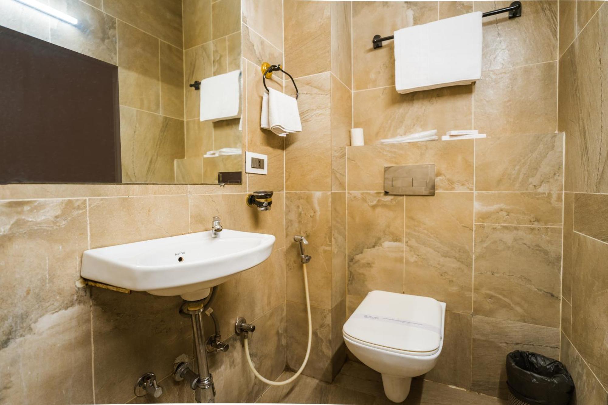 Tripli Hotels Silver Shine Varanasi Bagian luar foto