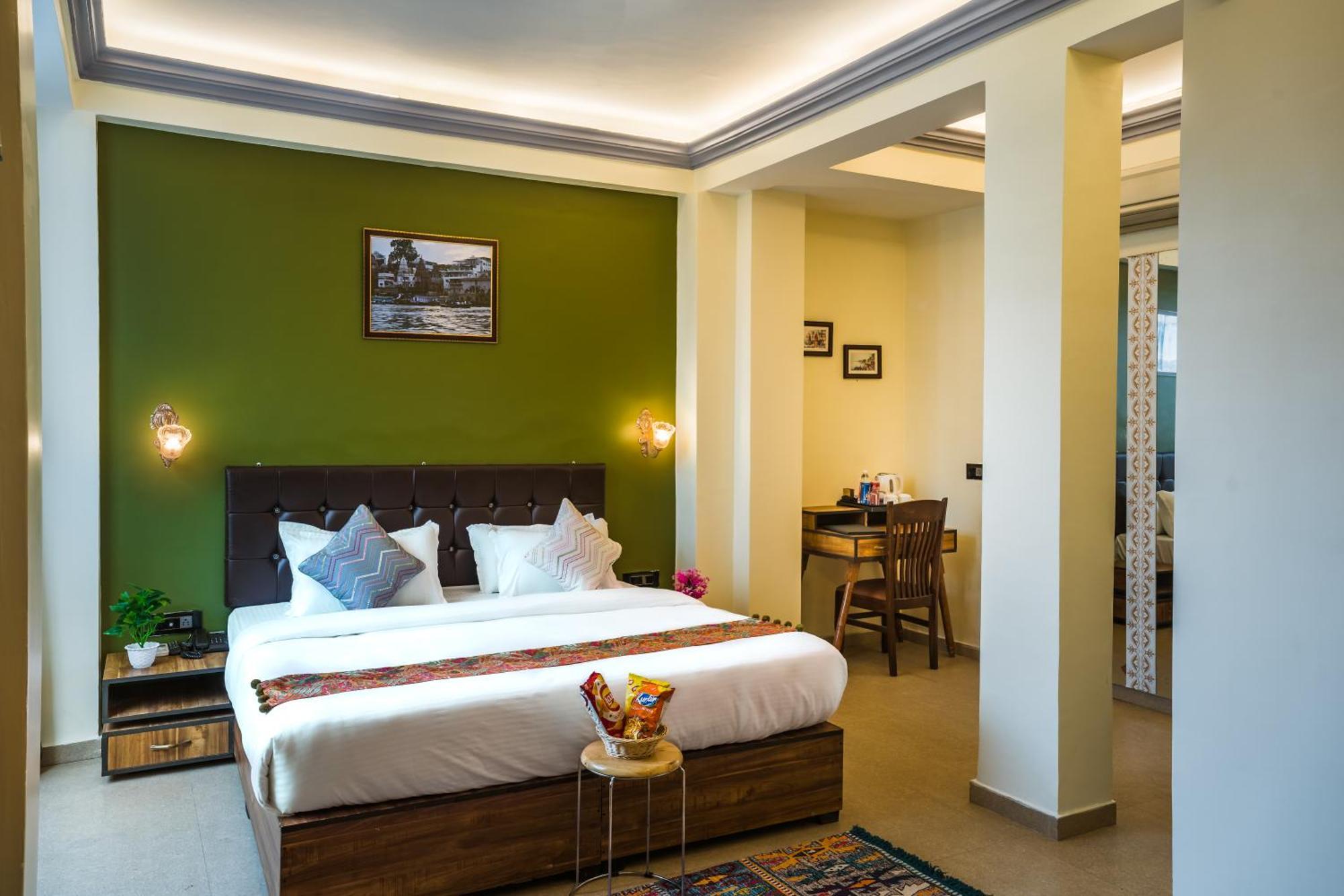 Tripli Hotels Silver Shine Varanasi Bagian luar foto