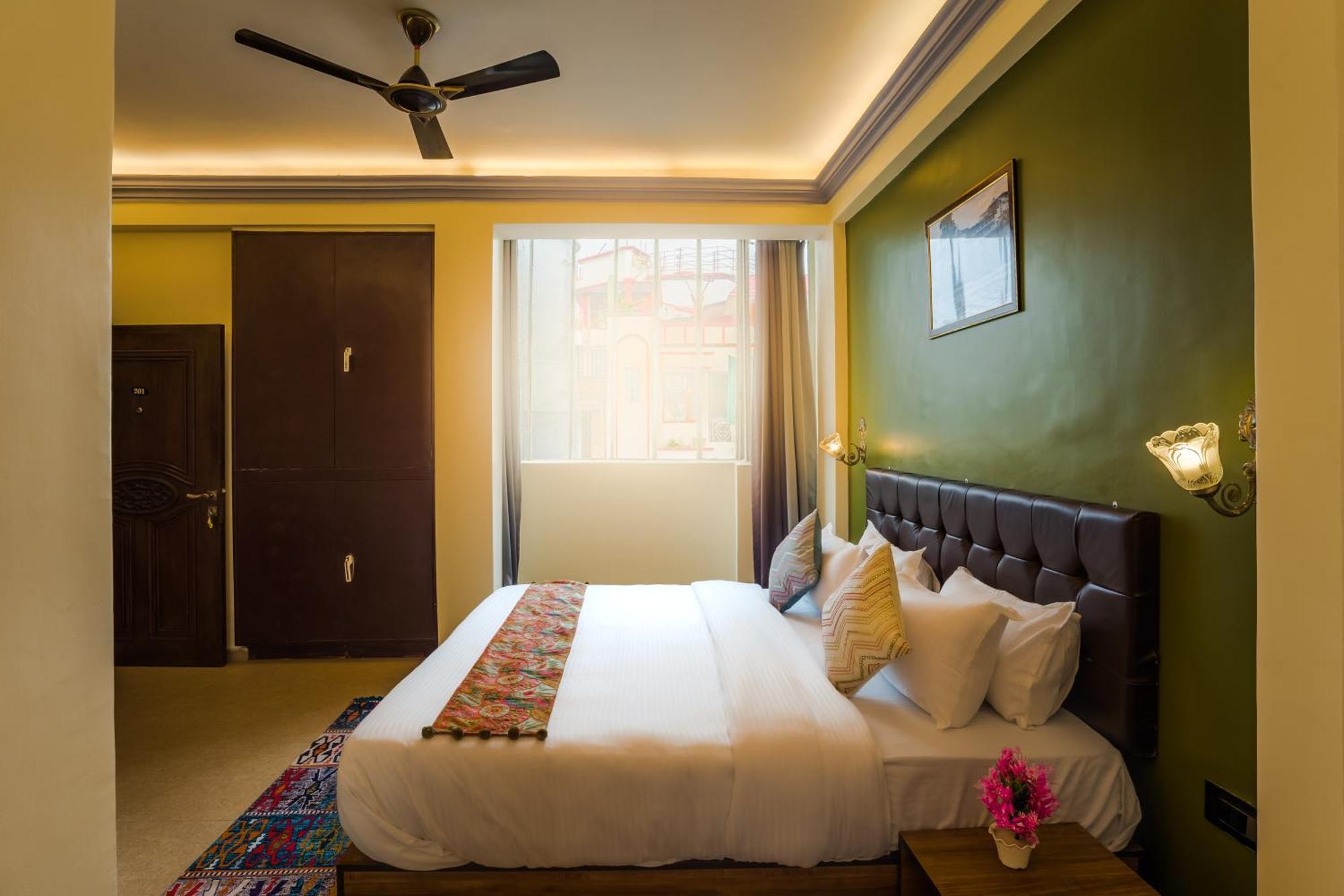 Tripli Hotels Silver Shine Varanasi Bagian luar foto
