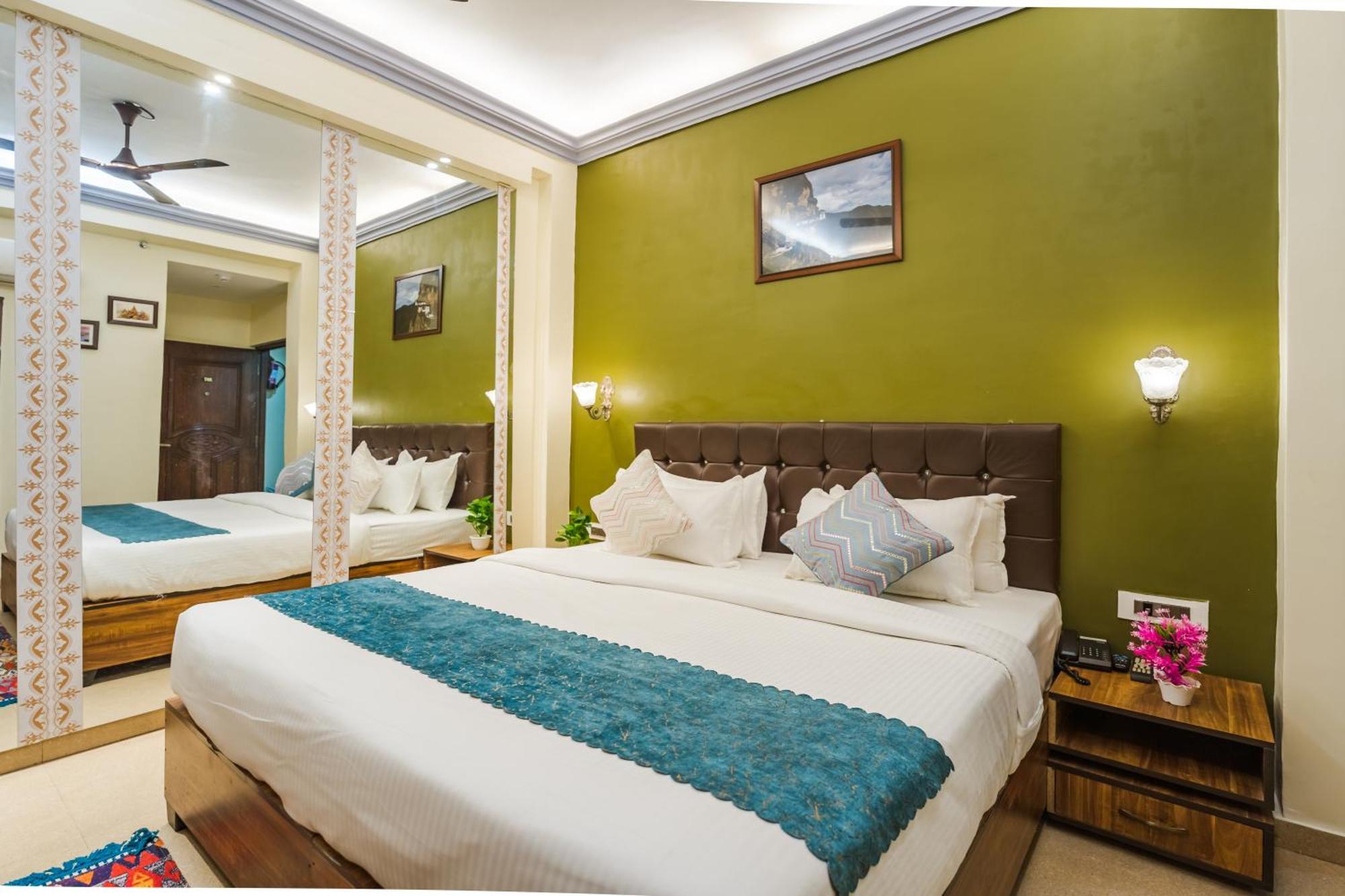 Tripli Hotels Silver Shine Varanasi Bagian luar foto