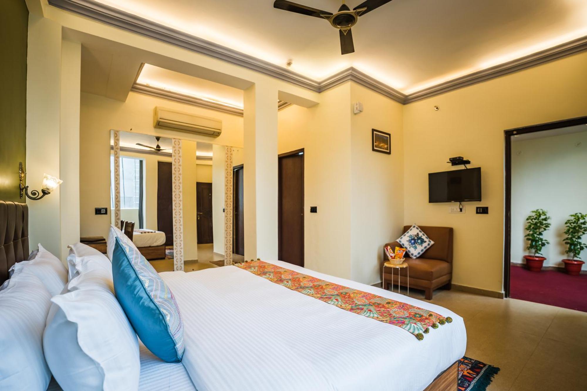 Tripli Hotels Silver Shine Varanasi Bagian luar foto