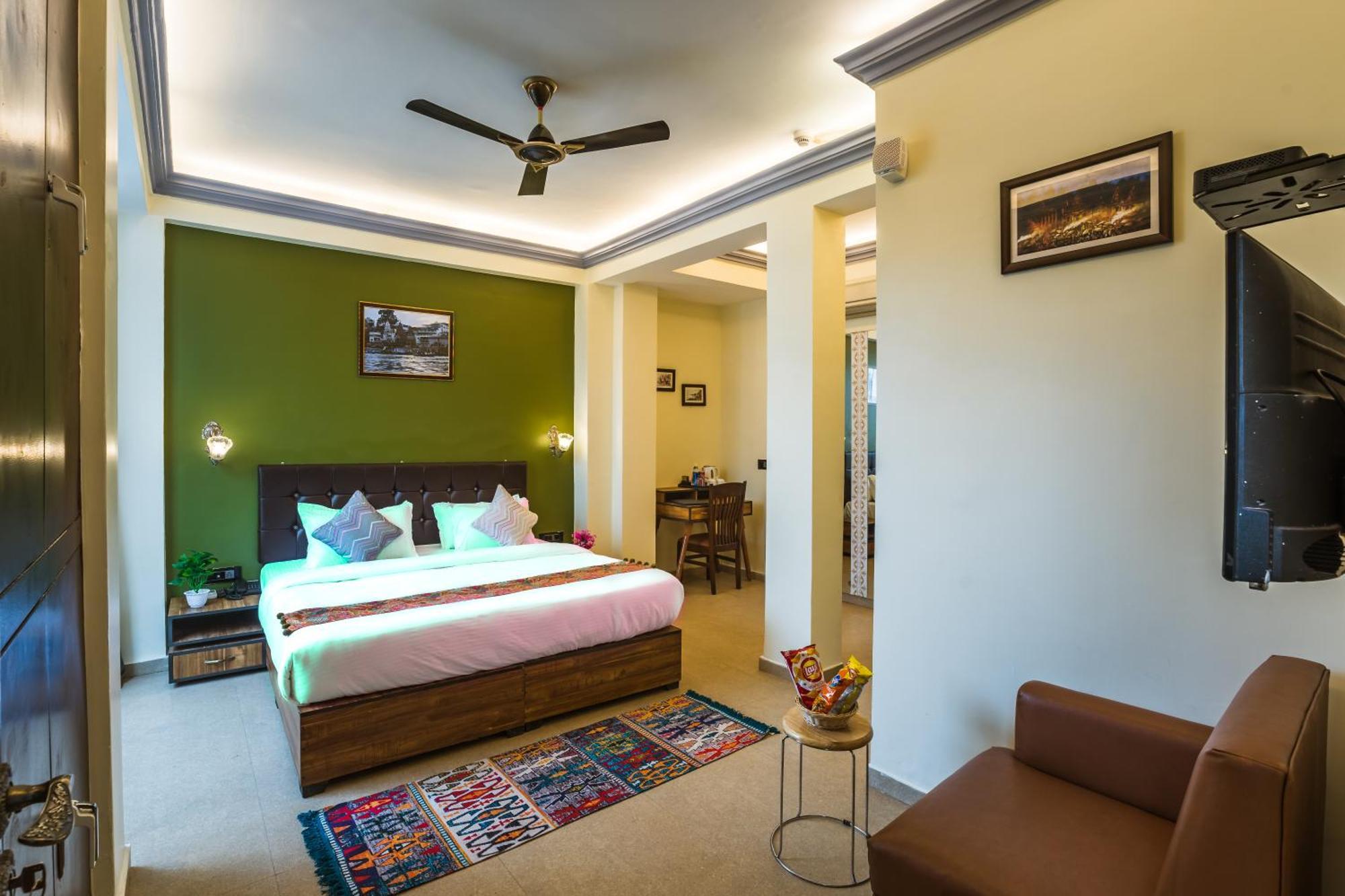 Tripli Hotels Silver Shine Varanasi Bagian luar foto