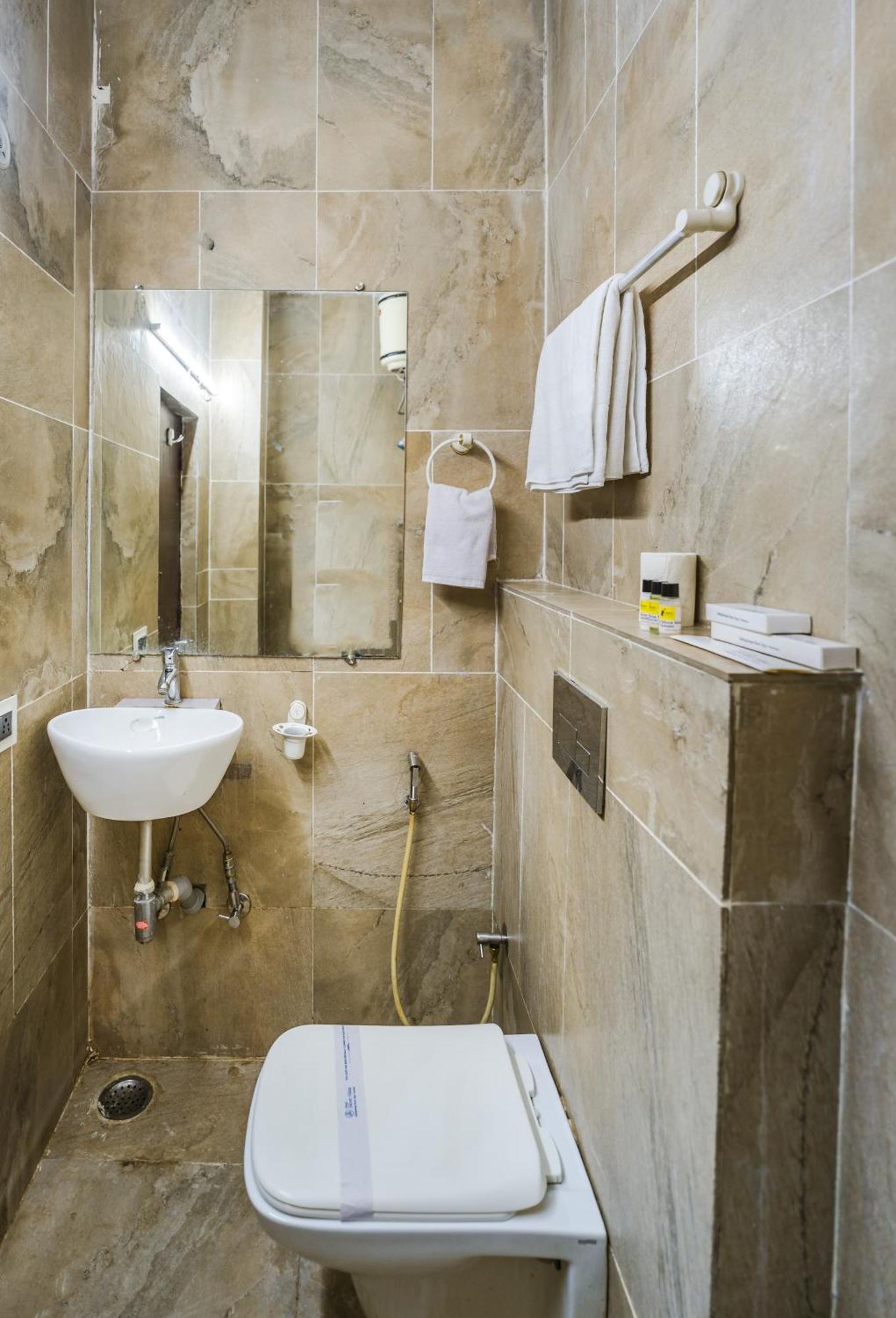 Tripli Hotels Silver Shine Varanasi Bagian luar foto