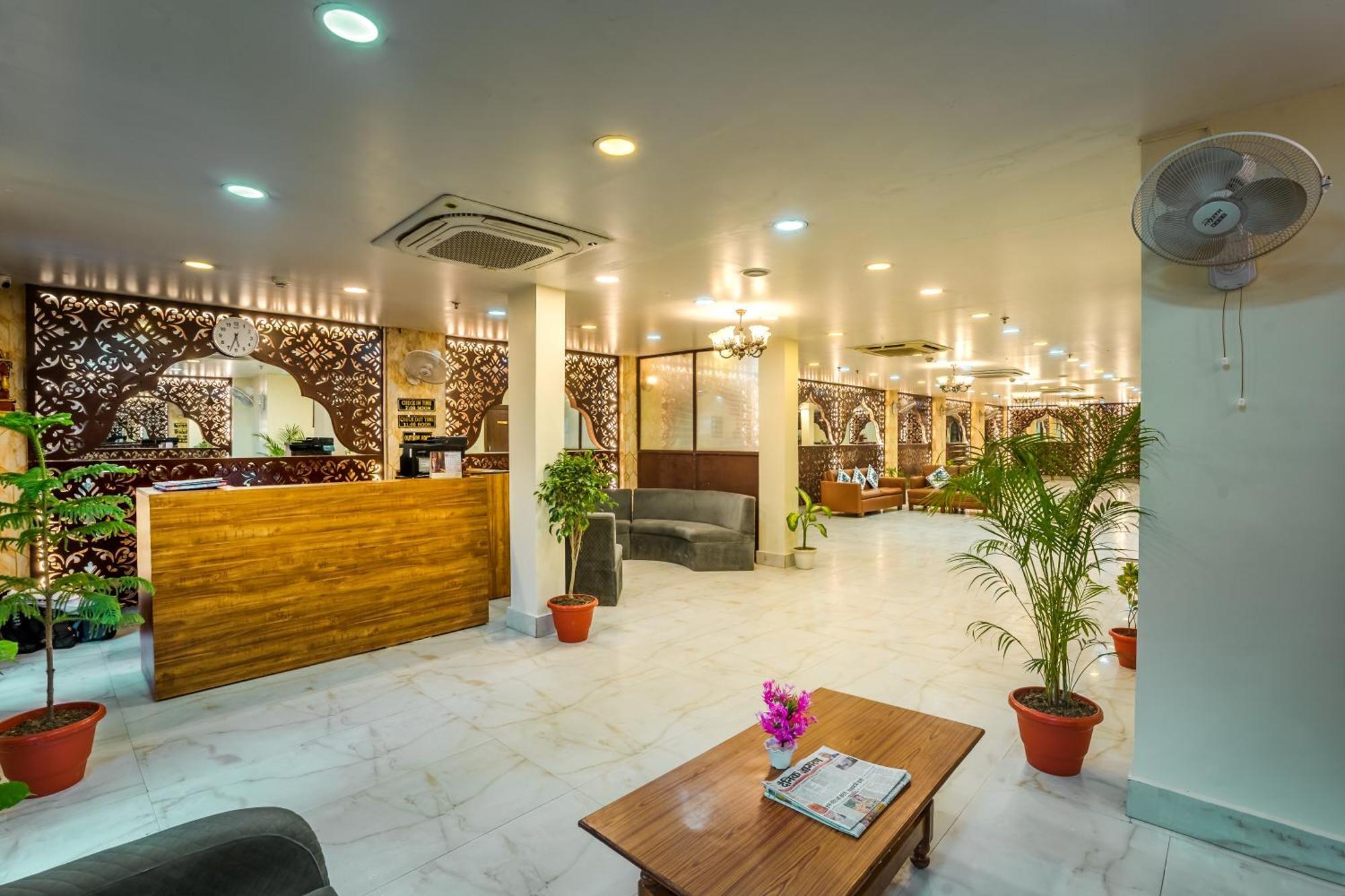Tripli Hotels Silver Shine Varanasi Bagian luar foto